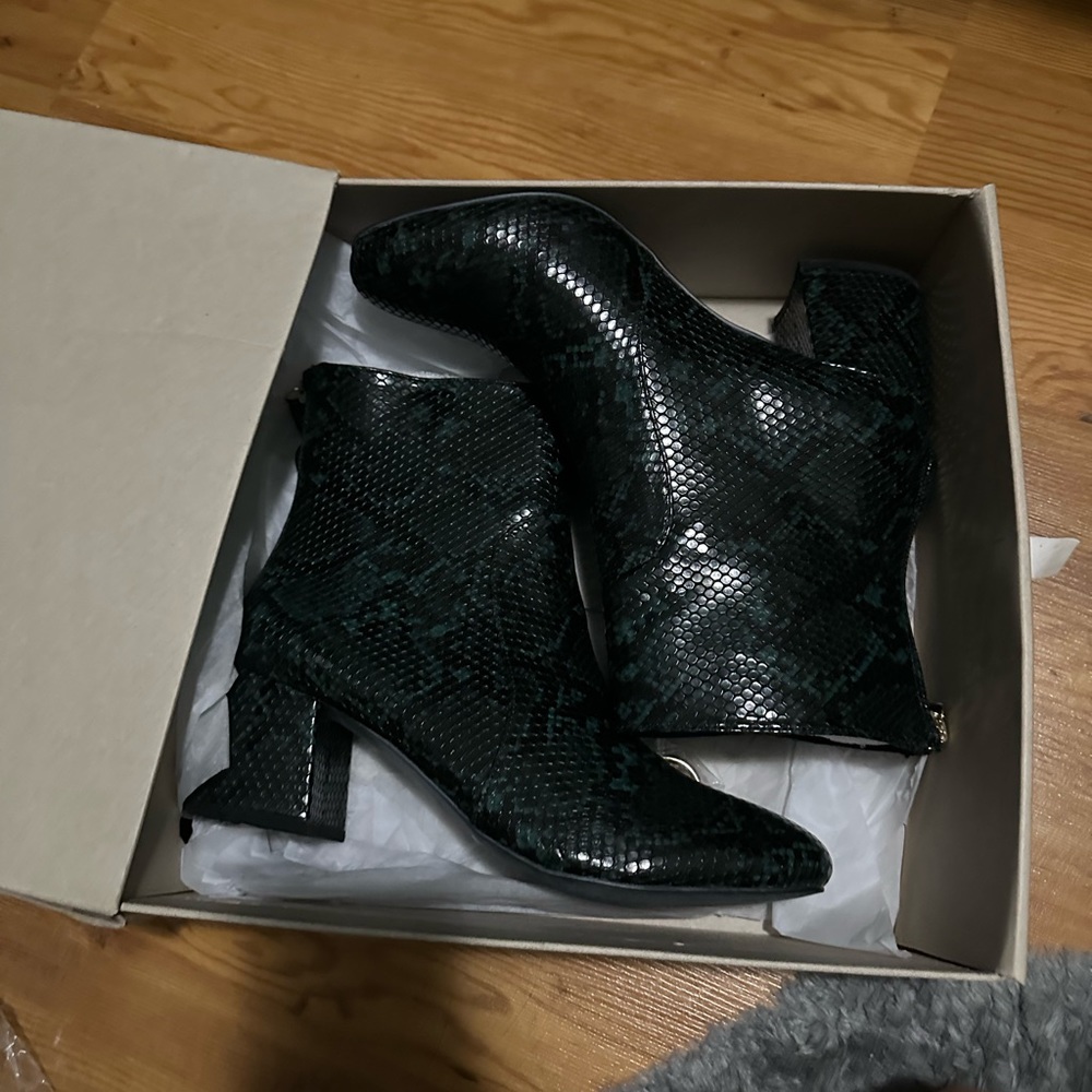 urban outfitters boots size 10